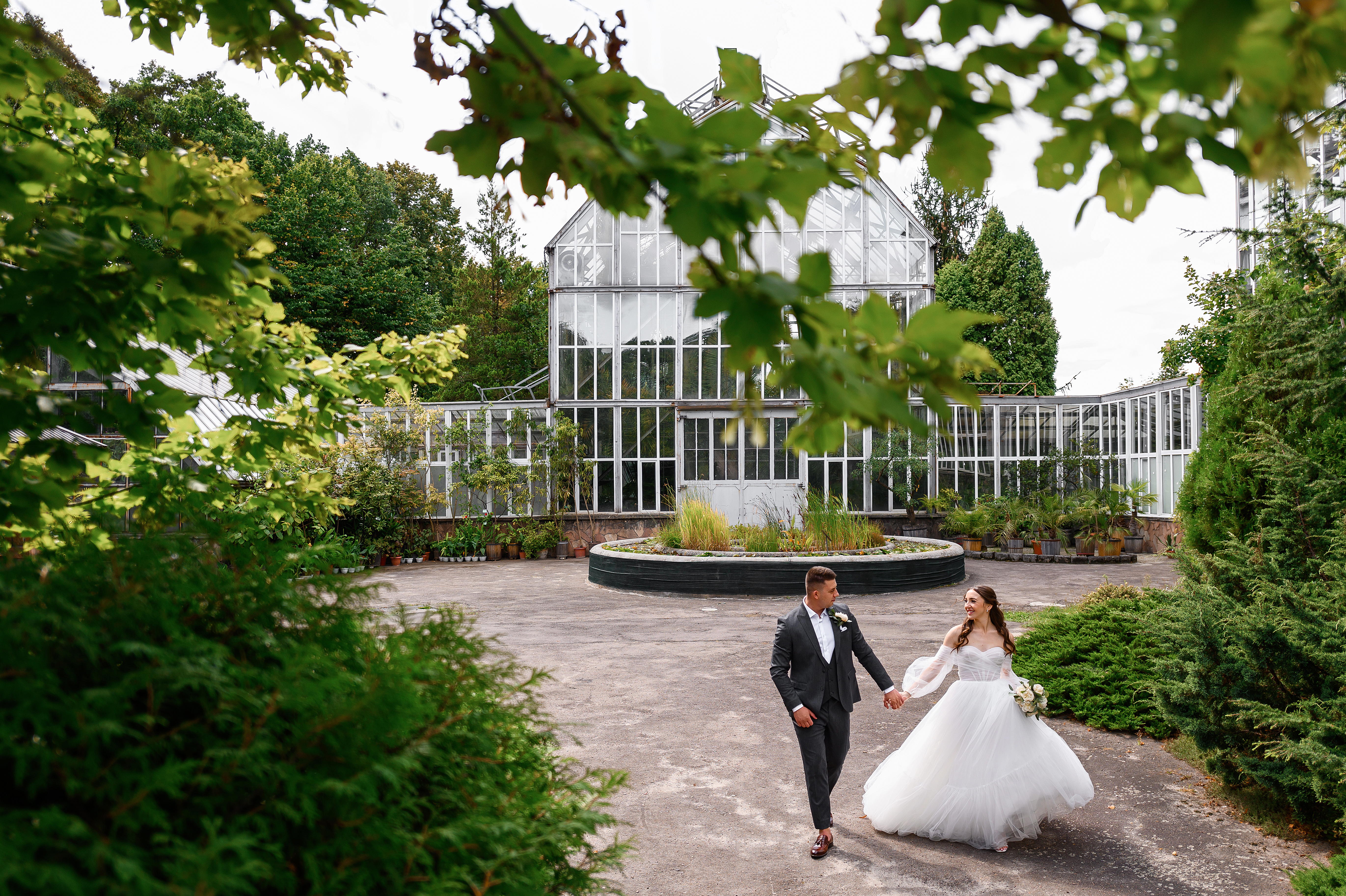 A couple walking past the red barn at Honeysuckle Hill